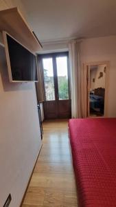 1 dormitorio con cama roja y manta roja en Stanza dei Mercanti, en Orvieto