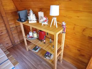uma mesa com um candeeiro e decorações de Natal em Casa da Avó Miquinhas em Paços de Ferreira