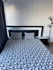 Suncatcher Studio في برن: غرفة نوم مع سرير كبير مع اللوح الأمامي الأسود