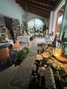 uma sala de jantar com uma mesa com flores em B&B casa Belvedere em Tezze sul Brenta