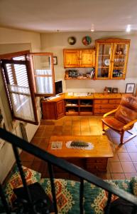 sala de estar con mesa y sofá en Casa de la Neveria, en Calaceite