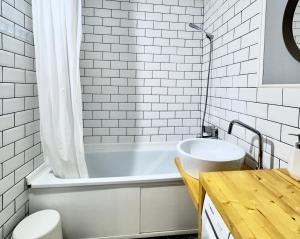 un bagno con vasca, WC e lavandino di Двушка около Академии Scandinavian Style a Atyraū Altre 32 foto