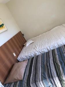 1 dormitorio con 1 cama con cabecero de madera en Thermas placê caldas, en Caldas Novas
