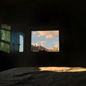 Habitación con ventana y vistas al cielo. en Refugio de Montaña "Casa Chakana " en Luján de Cuyo
