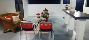 Area tempat duduk di Le lataniers