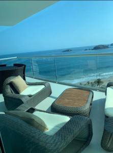 - deux chaises sur un balcon avec vue sur l'océan dans l'établissement Peninsula Ixtapa 5 bedrooms, à Ixtapa