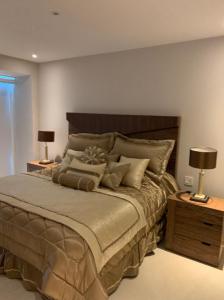 - une chambre avec un grand lit et deux lampes dans l'établissement Peninsula Ixtapa 5 bedrooms, à Ixtapa