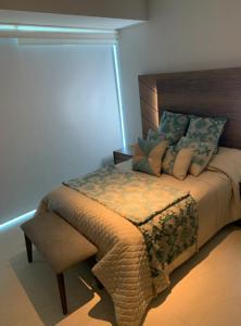 - une chambre avec un lit et une chaise dans l'établissement Peninsula Ixtapa 5 bedrooms, à Ixtapa