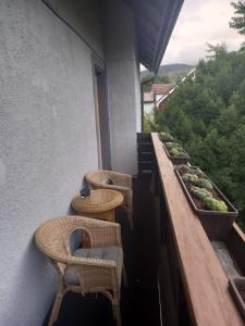 格恩斯巴赫的住宿－Schöne Ferienwohnung in Gernsbach，大楼内的阳台配有2张桌子和椅子