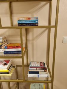 een boekenplank met boeken erop bij Villa with private Sauna and Jacuzzi, 8 min from Schloss Schöbrunn in Wenen