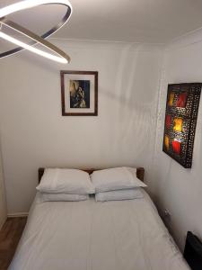 - une chambre avec un lit et un ventilateur de plafond dans l'établissement Heart of City DE1 One Bedroom Apartment, à Derby