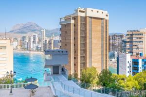 Blick auf eine Stadt mit einem hohen Gebäude in der Unterkunft Trinisol Apartment Sea Views 6E Levante Beach in Benidorm