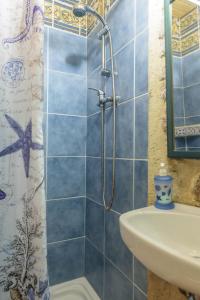 un bagno con doccia e lavandino di Conjunto Rural la Tejedora. Albergue y estudios familiares. a Rasines Altre 85 foto