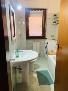 uma casa de banho com um lavatório, uma banheira e um WC. em Holiday Home 40 em Santa Maria delle Mole