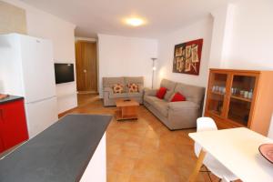 Apartamento Machado Vejer في فيجير دي لا فرونتيرا: غرفة معيشة مع أريكة وطاولة