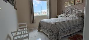 a bedroom with a bed and a window at Apartamento Fontana di Trevi Centro Serra Negra in Serra Negra