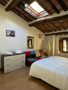 聖塞波爾克羅的住宿－Il Pentolo，一间卧室配有一张床和一张沙发