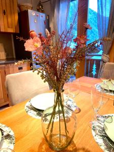 un vase avec des fleurs assis sur une table dans l'établissement L'Eterlou, 2 minutes à pied des télécabines, Paradiski, Belle vue, à Champagny-en-Vanoise