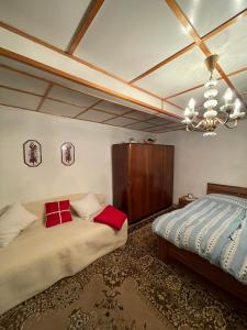 Кровать или кровати в номере Chalúpka pod lipami