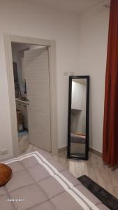 Habitación con puerta y espejo en el suelo en La piccola Noralù, en Grottaferrata