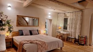 a bedroom with a bed and a desk and a mirror at Stadtpalais Familien-Suite 4 Zimmer mit Galerie maximal 6 Personen in Bautzen