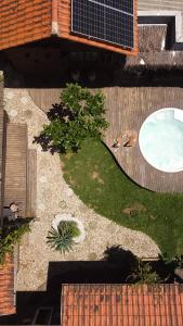 vistas panorámicas a un jardín con piscina en Recanto do Xamã - Praia do Rosa, en Praia do Rosa
