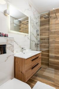 Bilik mandi di Sky Lux Apartments