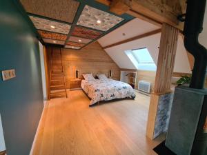 1 dormitorio con 1 cama y una escalera en una habitación en Gîte des Vernet - Loft chaleureux entre lacs et montagnes, 