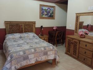 Łóżko lub łóżka w pokoju w obiekcie Hotel Hacienda San José
