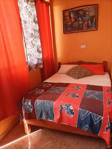 una camera con un letto con una trapunta sopra di El Ultimo Maya ad Akumal