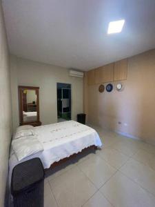 una camera con un grande letto di Depa de 3 dormitorios y parqueo a Guayaquil