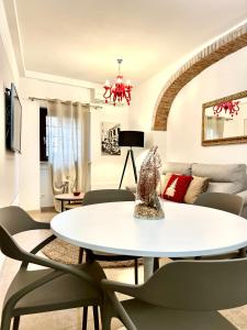 - un salon avec une table et des chaises dans l'établissement Rosso Verona Apartment, à Vérone