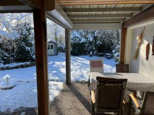 Billede fra billedgalleriet på Bungalow Nordschwarzwald im Ferienpark Schellbronn mit tollem Garten für Natur- und Tierliebhaber i Neuhausen