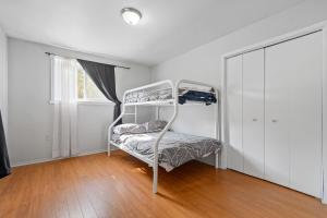een slaapkamer met een stapelbed en een raam bij Chalet confortable en pleine nature - Notre-Dame-de-la-Paix in Namur