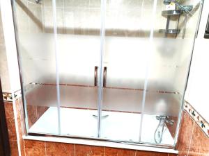 een douche met een glazen deur in een badkamer bij Villa Brisita in Granadilla de Abona +19 foto's