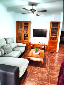 een woonkamer met een bank en een salontafel bij Villa Brisita in Granadilla de Abona