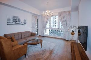 uma sala de estar com um sofá e uma mesa em Marina Residence em Dubai
