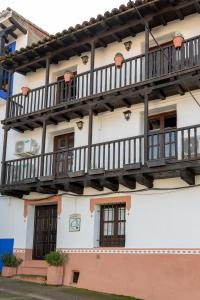 - un bâtiment avec un balcon sur le côté dans l'établissement Casa rural la grande, à Casas del Castañar