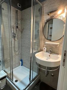 La salle de bains est pourvue d'une douche et d'un lavabo. dans l'établissement Rome Orange Inn, à Rome