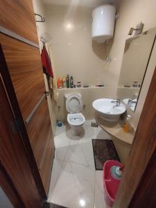ein Bad mit einem WC und einem Waschbecken in der Unterkunft royal beach resort hurghada in Hurghada