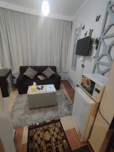 ein Wohnzimmer mit einem Sofa und einem Tisch in der Unterkunft royal beach resort hurghada in Hurghada