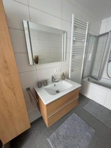 y baño con lavabo y espejo. en Ferienwohnung Gmunden City en Gmunden