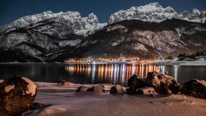 莫尔韦诺Hotel Aurora的积雪覆盖的山水