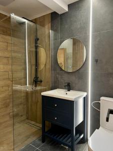 a bathroom with a sink and a shower at Cabana Merlin - Statiunea Muntele Baisorii in Cluj-Napoca