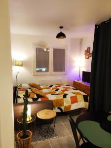 a bedroom with a bed and a table and chairs at Cosy Studio à proximité de PARIS in Savigny-sur-Orge