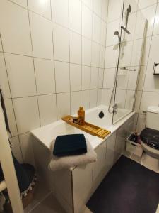 a bathroom with a sink and a shower and a stool at Cosy Studio à proximité de PARIS in Savigny-sur-Orge