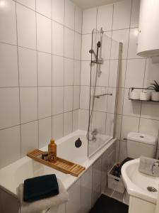 a bathroom with a shower and a toilet and a sink at Cosy Studio à proximité de PARIS in Savigny-sur-Orge