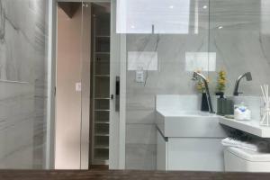 ein weißes Badezimmer mit Waschbecken und Toilette in der Unterkunft Espaçoso, moderno e excelente localização in Belém