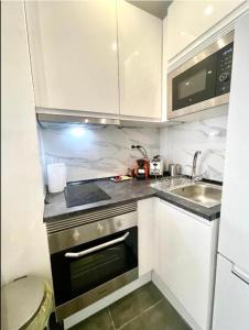 Kuchnia lub aneks kuchenny w obiekcie Estudio junto La Nogalera 1