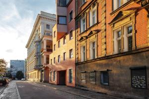una calle vacía en una ciudad con edificios en Aura Apartment, en Wroclaw